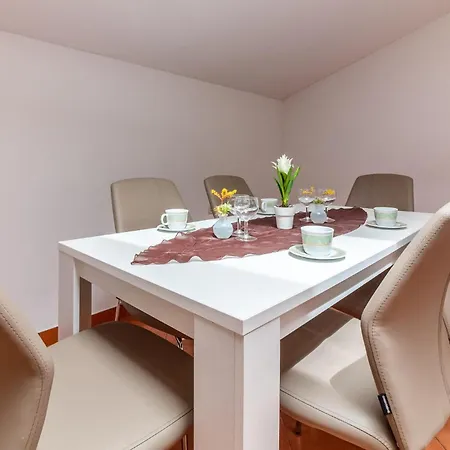 Awesome In With Kitchen Apartment *